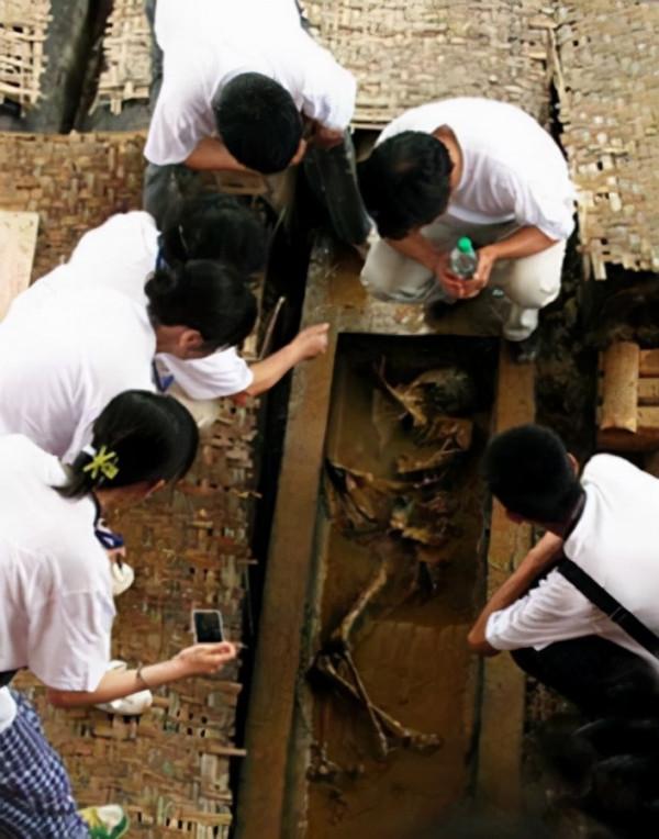 古墓下面埋了四十多具棺材，經檢測有一大半都是屬於女性