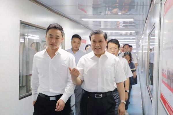 河南出現一位厚道的富豪,他靠零食賺640億,拿出一半分給哥哥 河南出現一位厚道的富豪,他靠零食賺640億,拿出一半分給哥哥