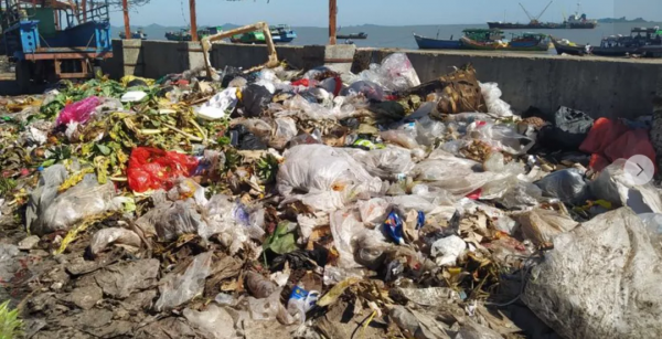 緬甸這個市場垃圾臭氣熏天，令人作嘔，民眾都不想踏足