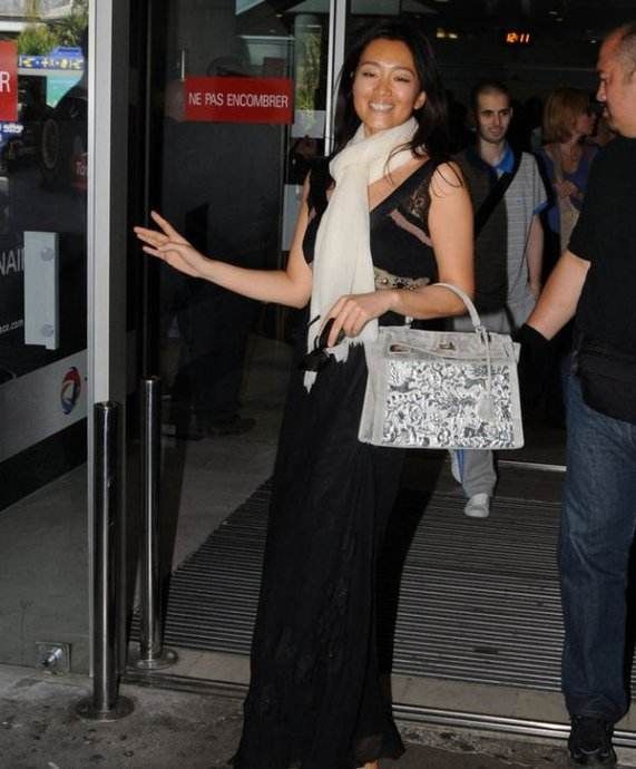 鞏俐淡妝出場當評委，穿牛仔褲腿胖也沒掩飾，出鏡大方很自然