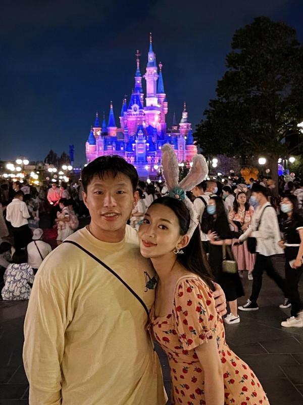 《德雲社》燒餅妻子雖是網紅臉,但穿碎花裙挺淑女,衣品加分了 《德雲社》燒餅妻子雖是網紅臉,但穿碎花裙挺淑女,衣品加分了