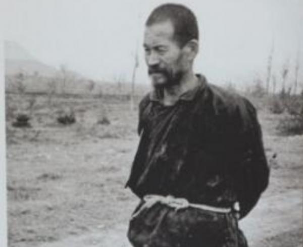 內蒙古斷臂流浪漢常年餵馬，村裡迎來幾輛汽車，首長：終於找到你