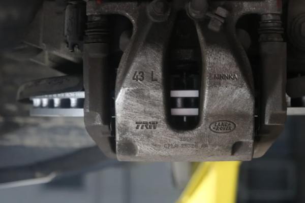 翻新一輛“破爛不堪”的路虎攬勝，匠心修復，滿血復活變新車