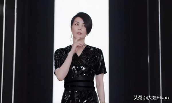 王菲外出逛街被偶遇，穿大衣拎名包打扮奢侈，裹得嚴實偶像包袱重