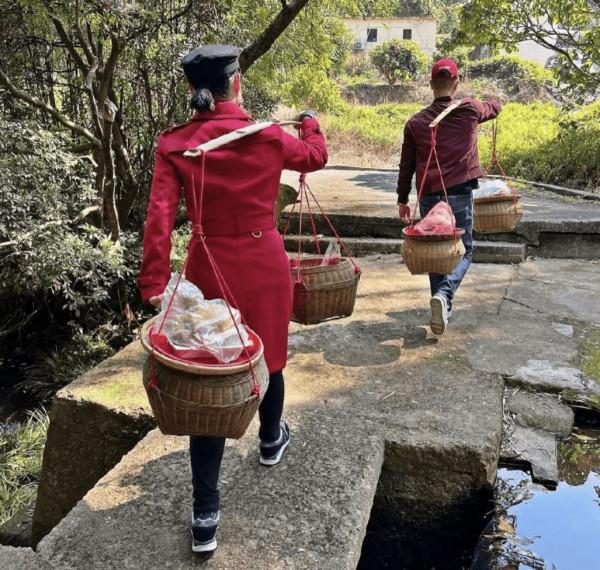 胡杏兒元宵陪老公回農村，用扁擔挑貨接地氣，三娃同穿唐裝好喜慶