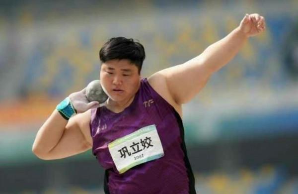 佩服！白鹿被鞏立姣拎起來