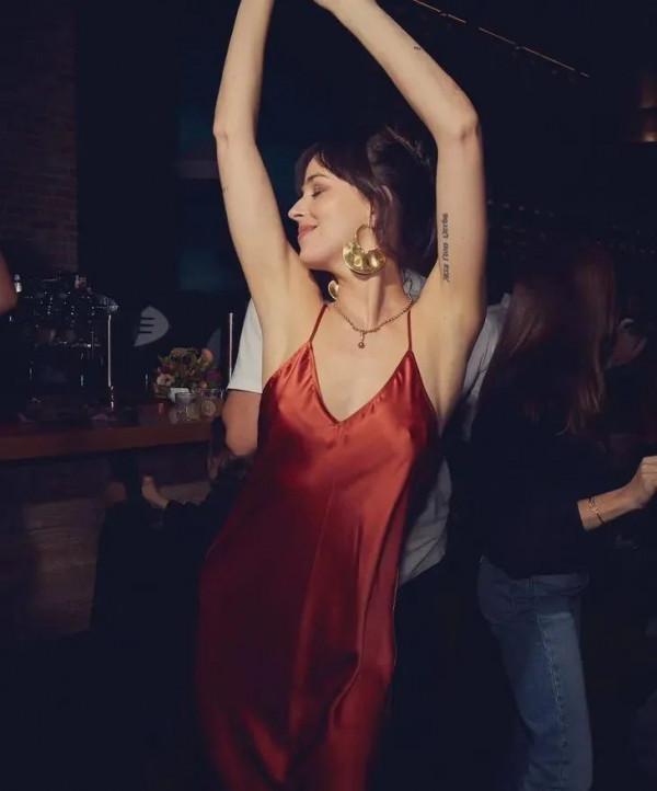 朱珠曬全家福,她的金耳環好搶鏡 朱珠曬全家福,她的金耳環好搶鏡