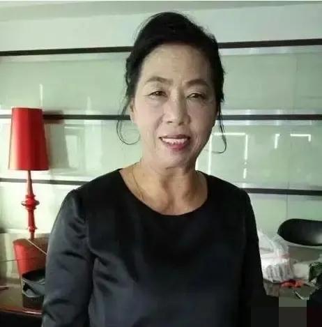 61歲農村醜老太，草根逆襲“星女郎”，出演兩部電影買兩套房