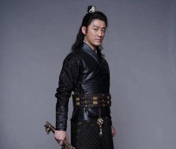 王晶《倚天2》海報太雷人，甄子丹古天樂竟為40歲“張無忌”做配