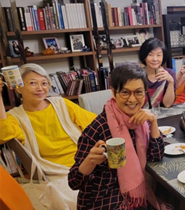 廖啟智去世6個月!妻子與一眾TVB花旦過中秋,走出陰霾展露笑顏 廖啟智去世6個月!妻子與一眾TVB花旦過中秋,走出陰霾展露笑顏