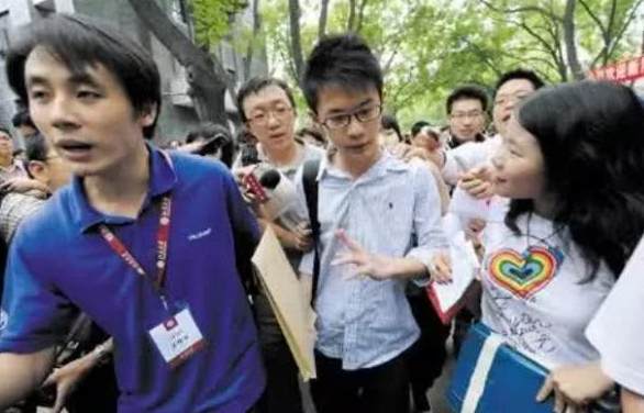 高考狀元何川洋,659分考上北大,卻因父親自作聰明被北大拒錄 高考狀元何川洋,659分考上北大,卻因父親自作聰明被北大拒錄