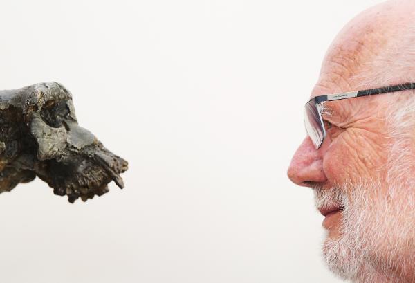 人類從何而來？加亞&CenterDot;文斯揭秘：學會生火和聊天能&OpenCurlyDoubleQuote;逆天改命&rdquo;