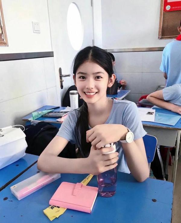 “小福朵”越來越美了，一顰一笑綻放優雅，被贊為05後小花