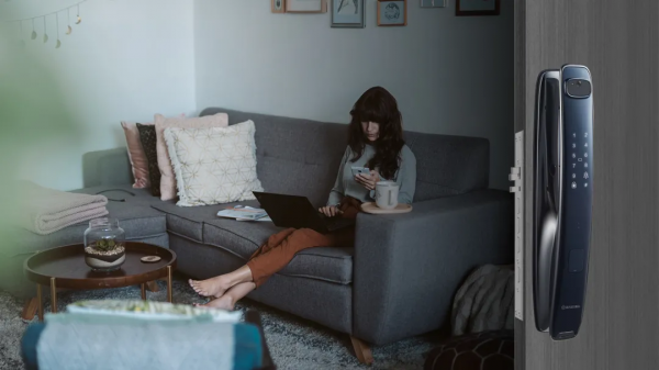 決定要買哪一款智慧鎖時，他們也想了很久……