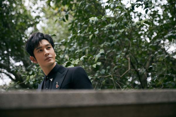 黃曉明出席華語青年電影周頒獎禮 帥氣黑西裝儒雅紳士