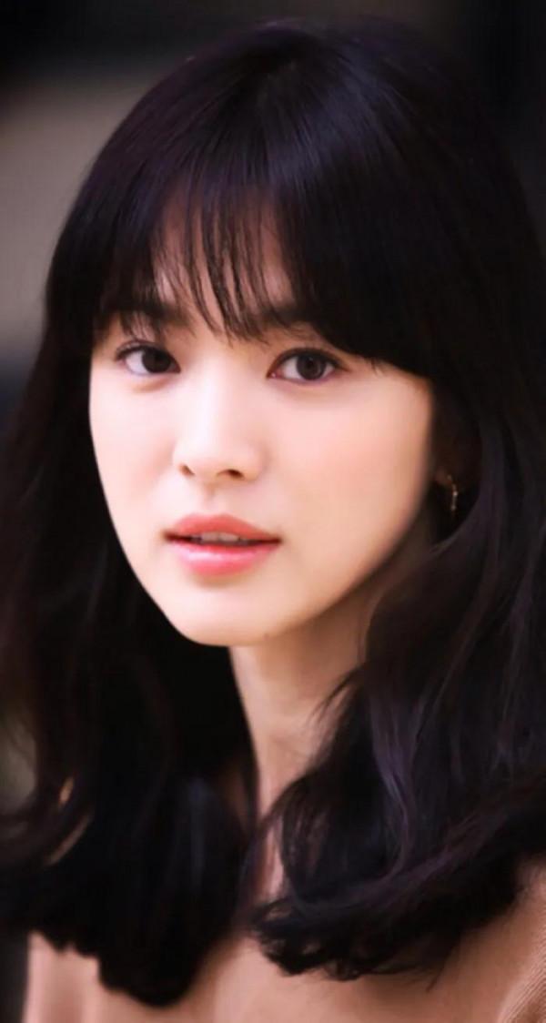 她的背影讓人魂牽夢繞，她的笑容使人勾魂攝魄。韓國女神宋慧喬