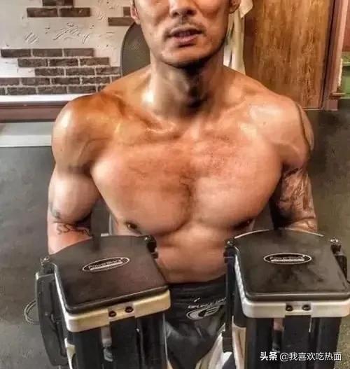為一個鏡頭健身11個月,余文樂曬巔峰肌肉照,胸肌很強壯 為一個鏡頭健身11個月,余文樂曬巔峰肌肉照,胸肌很強壯