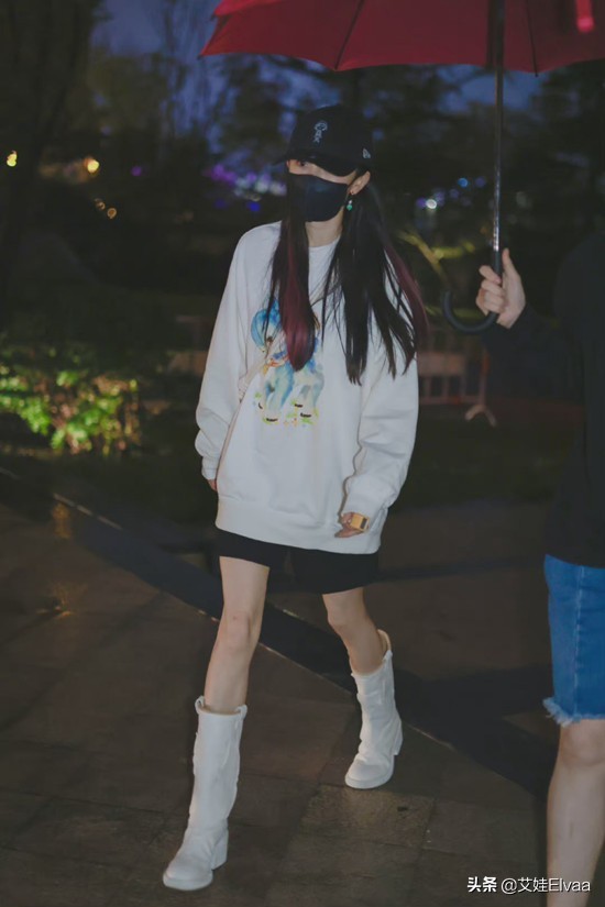 楊冪也太愛美了！大冷天穿黑絲襪配棒球服，要風度不要溫度真窈窕