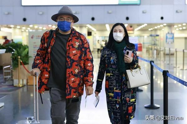 徐崢罕見攜嬌妻趕飛機，穿花夾克暴露肚腩，陶虹闊太似拎包很強勢