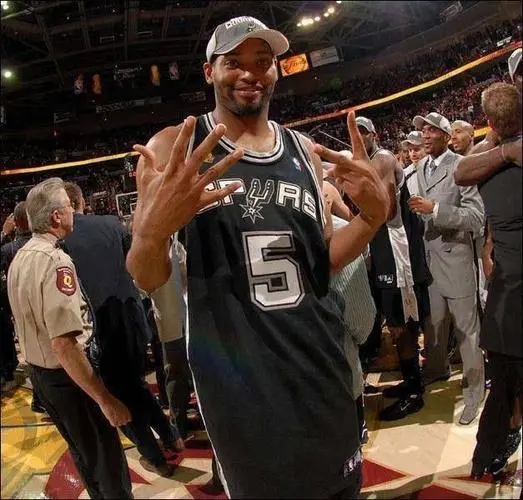 NBA紀實連載77：NBA超級福星，七冠王羅伯特霍里的開掛球生