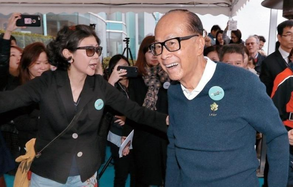 取代莊月明，與李嘉誠相戀28年，為何周凱旋做到了？背景不簡單