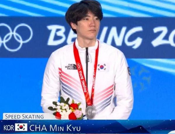 韓國運動員回應擦拭領獎臺是為了表示尊重與恭敬