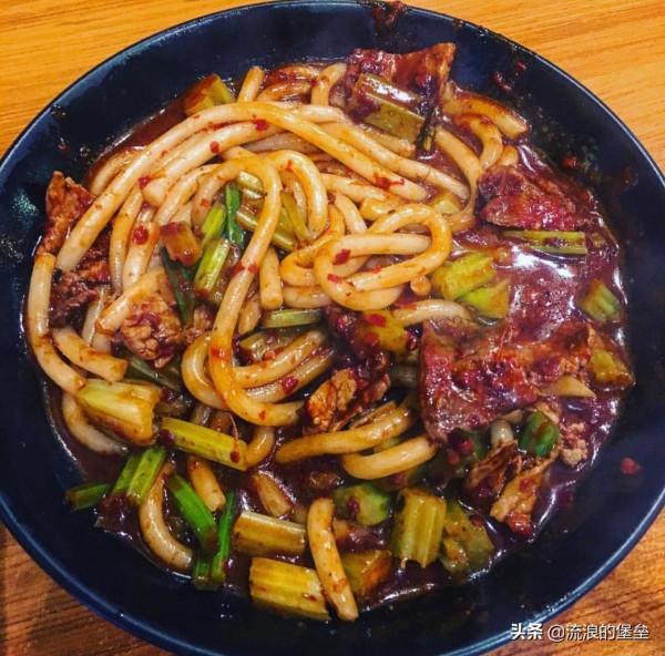 中國各地“特色小吃”，螺螄粉申請出戰，東北麻辣燙表示不服