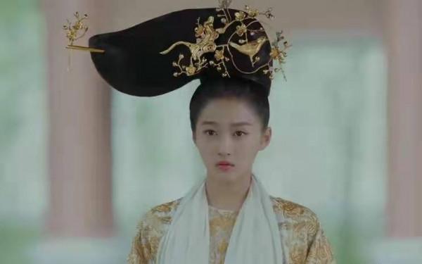 古裝女神也有“雷人”時？迪麗熱巴多次中招，劉亦菲也未能倖免