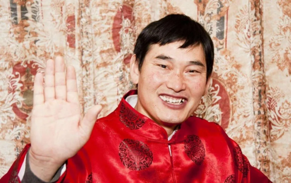 《星光大道》曾經的人氣歌手，上千萬花光，如今住天橋底不忘直播