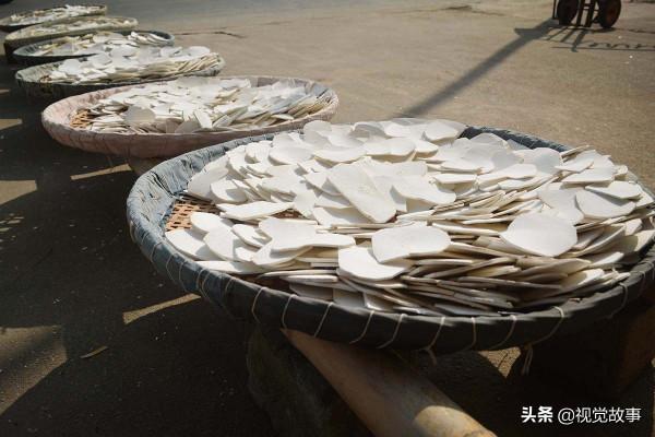 山村村民天天“坐”在家裡，收入卻成倍增長，看是怎麼回事