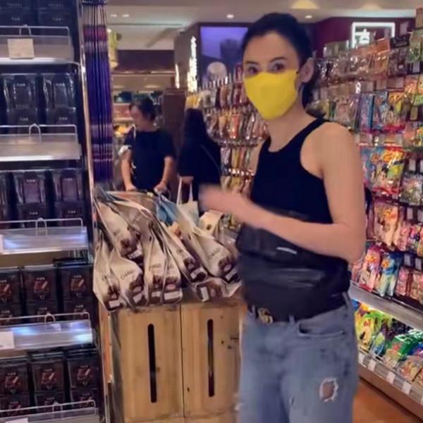 41歲張柏芝美到像吃防腐劑!穿破洞牛仔褲超辣,逛街自帶巨星光環 41歲張柏芝美到像吃防腐劑!穿破洞牛仔褲超辣,逛街自帶巨星光環