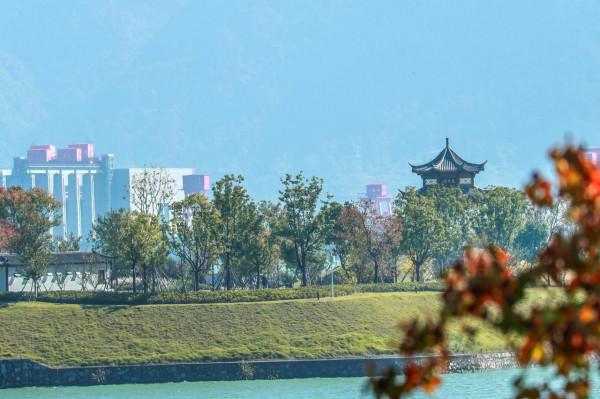 多彩庫岸三峽美