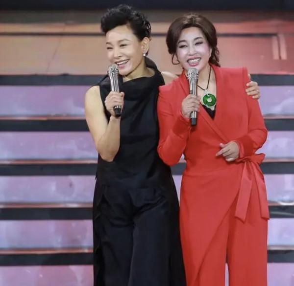 劉曉慶和陳沖同框，一紅一黑同臺爭豔，相差8歲氣質不相上下