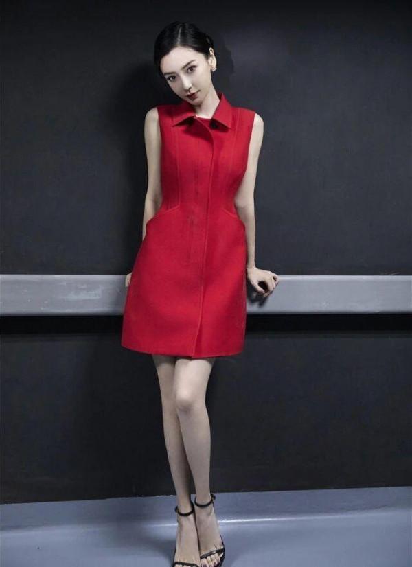 江疏影真厲害,穿“例假衫”還不夠還要挑戰“例假裙”,時髦炸了 江疏影真厲害,穿“例假衫”還不夠還要挑戰“例假裙”,時髦炸了