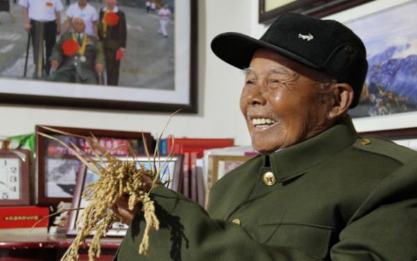 河南86歲老兵接受慰問,牆上老照片嚇壞省委書記,緊急聯絡軍區 河南86歲老兵接受慰問,牆上老照片嚇壞省委書記,緊急聯絡軍區