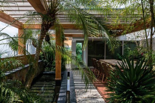 樓頂搭廊架種樹，像個公園，這套頂複式跟別墅一比，好像真的沒輸