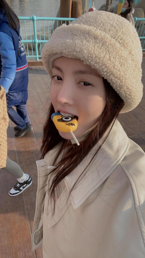 金晨環球影城遊玩庫存照，小黃人帽子也太可愛了吧！​​​