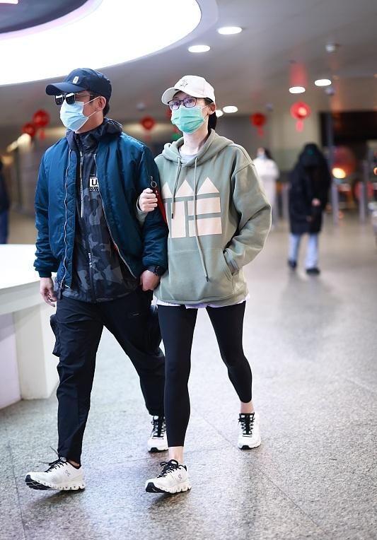 苗苗一家三口首次走機場，鄭愷發福成大叔她卻暴瘦，女兒長相曝光