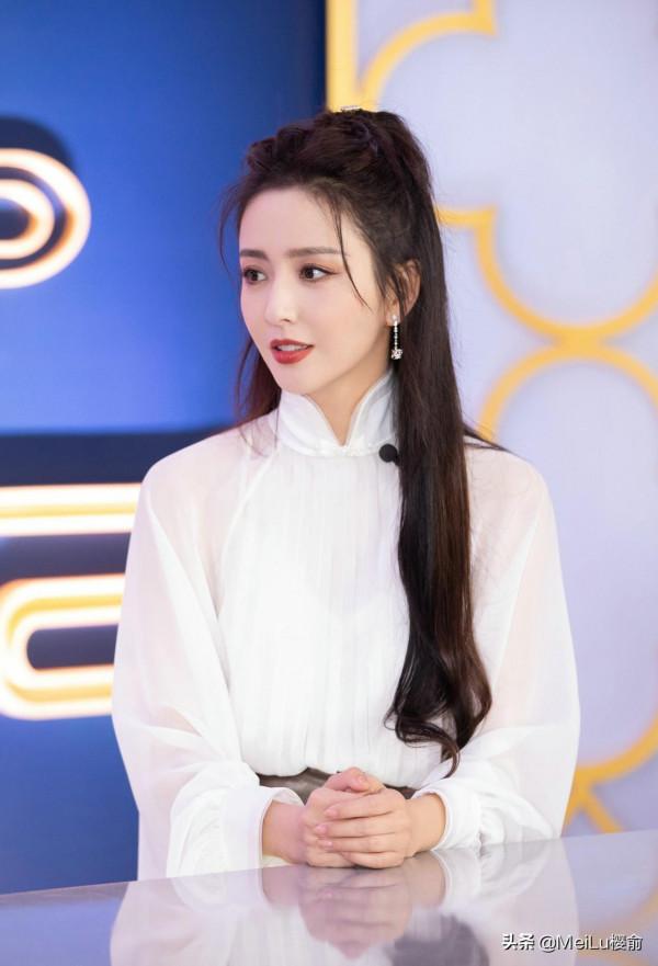佟麗婭明豔有氣質，狀態依舊年輕，真讓人心動