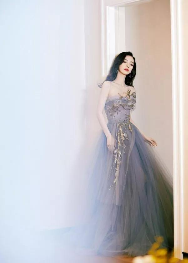 Angelababy穿霧霾紫抹胸紗裙優雅迷人