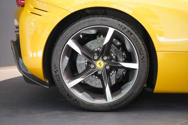 體驗法拉利SF90 Spider，千匹馬力敞篷混動超跑，2.5秒即可破百