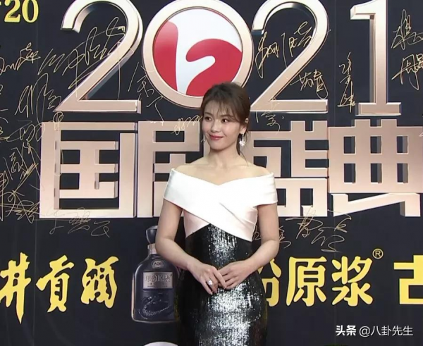 國劇盛典紅毯:張萌臉腫,董潔劉濤狀態好,黎耀祥鄧萃雯久違合體 國劇盛典紅毯:張萌臉腫,董潔劉濤狀態好,黎耀祥鄧萃雯久違合體