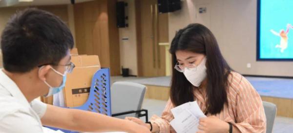 大學生不能亂籤“三方協議”,否則容易失去應屆生身份,影響就業 大學生不能亂籤“三方協議”,否則容易失去應屆生身份,影響就業