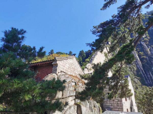 仙掌崖在華 山東 峰 仙掌崖在華 山東 峰