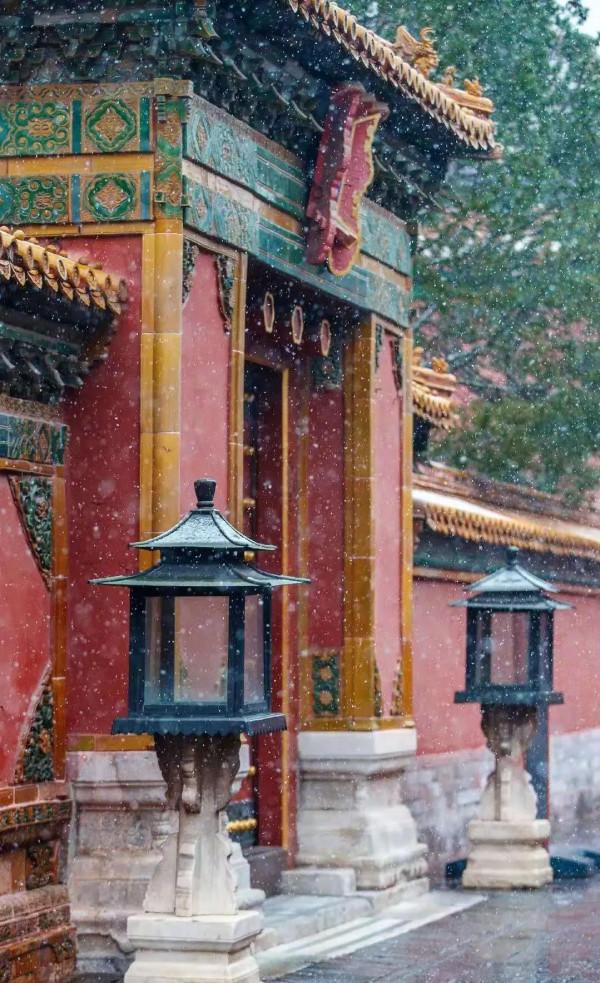 白居易半夜被凍醒後，發現下大雪，寫下一首詩