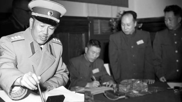 80年鄧華去世後，李玉芝在家中掛了他的遺像：我多想為你唱首歌