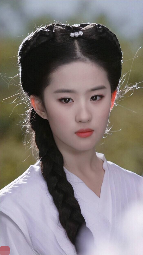 34歲劉亦菲罕曬美照！素顏露面面板白嫩，長髮及腰氣質似大學生