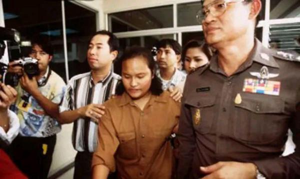 因面板黝黑被父母丟棄，4歲被泰國王室收養，後被親王囚禁於床笫