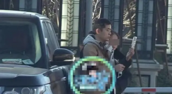 戀愛了？李湘戴8千5圍巾亮相，同行男方開百萬豪車長相敦厚老實