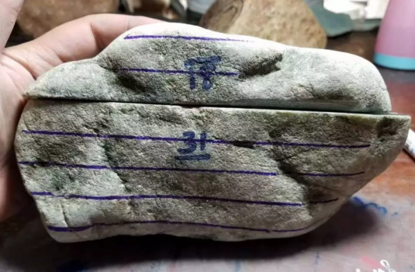 為博女友一笑,買下5.42公斤的原石,取出數條冰種滿綠手鐲 為博女友一笑,買下5.42公斤的原石,取出數條冰種滿綠手鐲